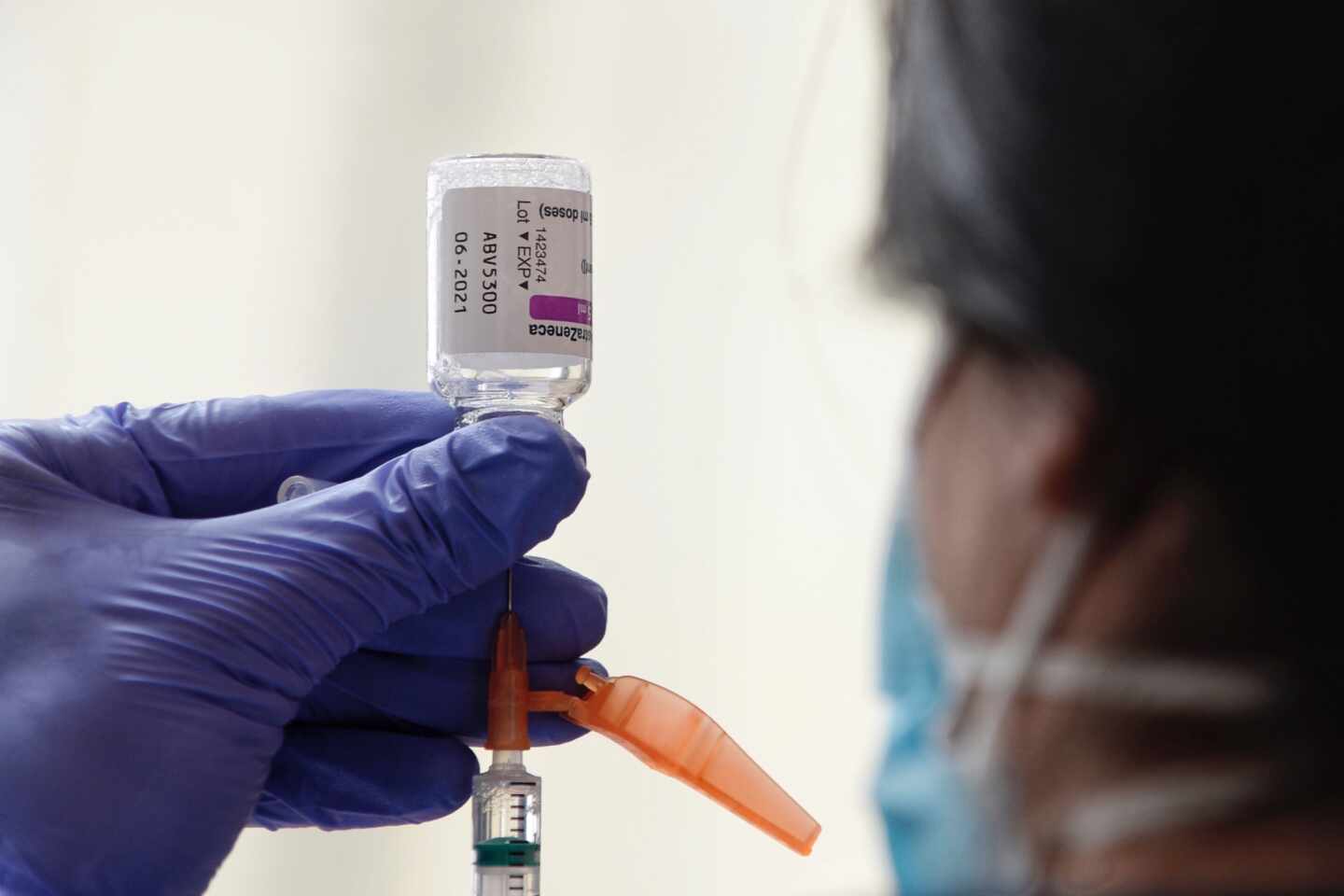 Una sanitaria prepara una dosis de la vacuna de AstraZeneca.