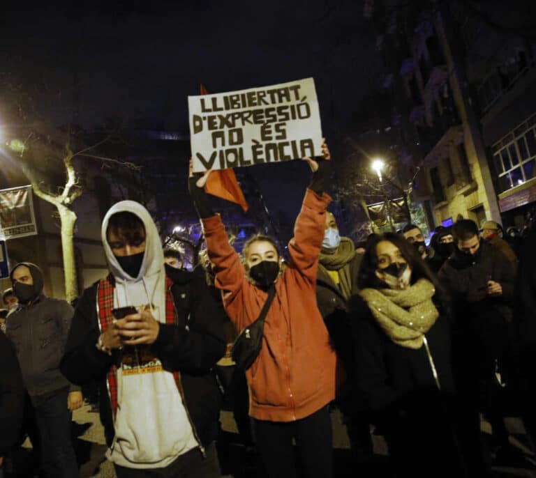 Unos 800 manifestantes claman en Barcelona a favor de Hasél y lanzan objetos a los Mossos