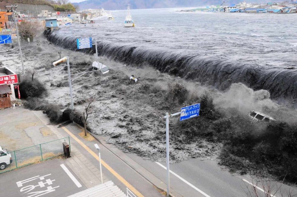 La ola del tsunami arrasó la costa noreste de Japón