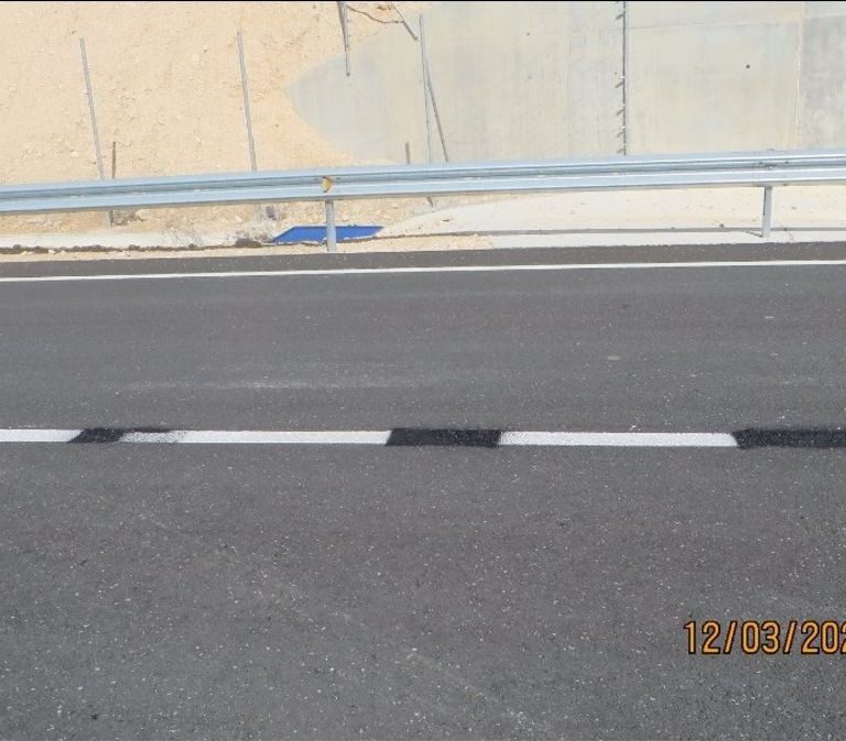 Pillado 'in fraganti' pintando una línea continua en discontinua de una carretera con un espray