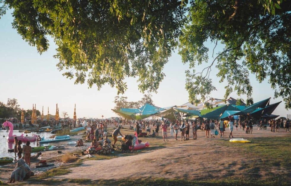 Un festival en una playa en verano con gente bañándose