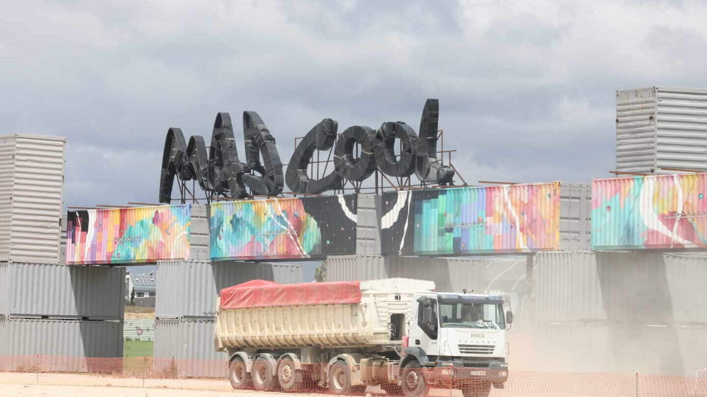 Un camión saliendo de la entrada del Festival Mad Cool