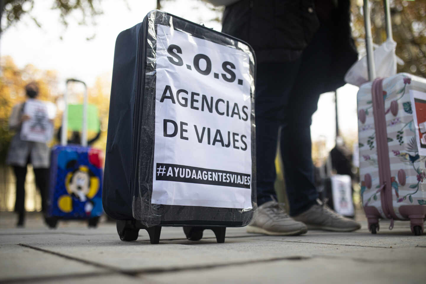 Un cartel de protesta en una concentración de agencias de viajes en el que se lee: "S.O.S Agencias de viajes"