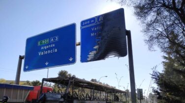 El incendio de un autobús interurbano provoca una enorme columna de humo en Madrid