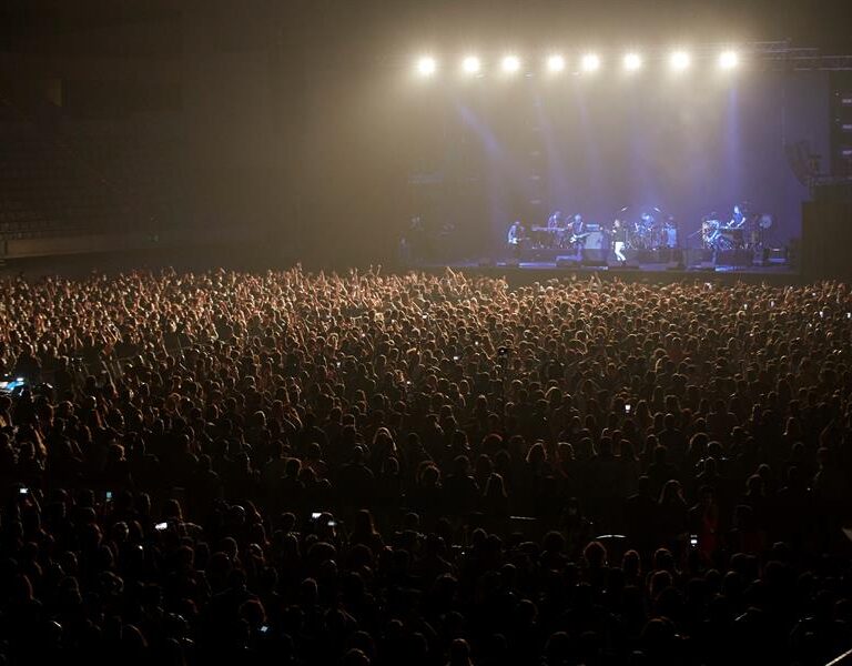 Así ha sido el concierto de Love of Lesbian, la prueba piloto de los espectáculos multitudinarios en pandemia