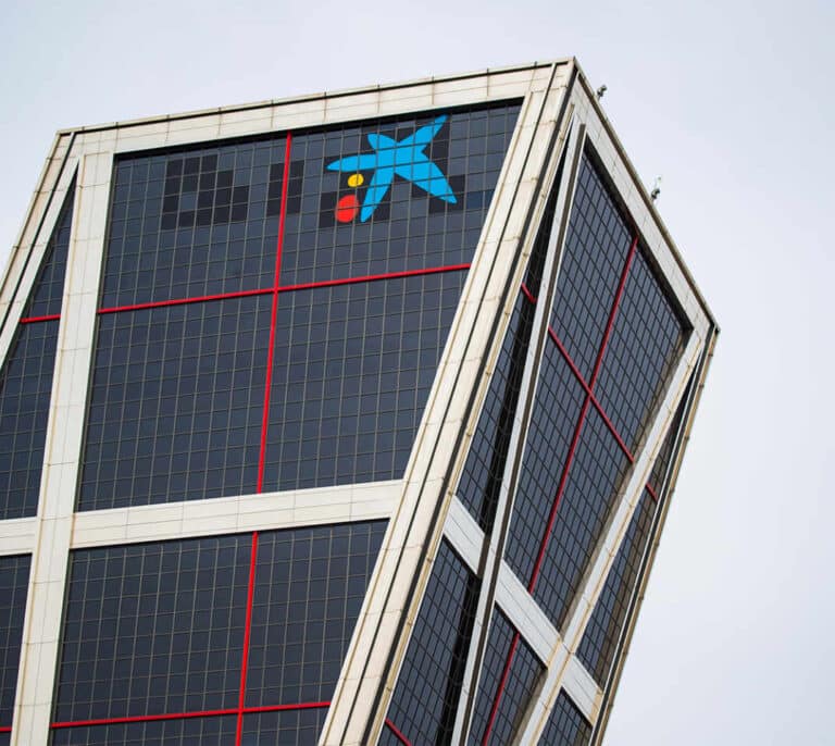 Las torres Kio lucen ya con el logo de CaixaBank