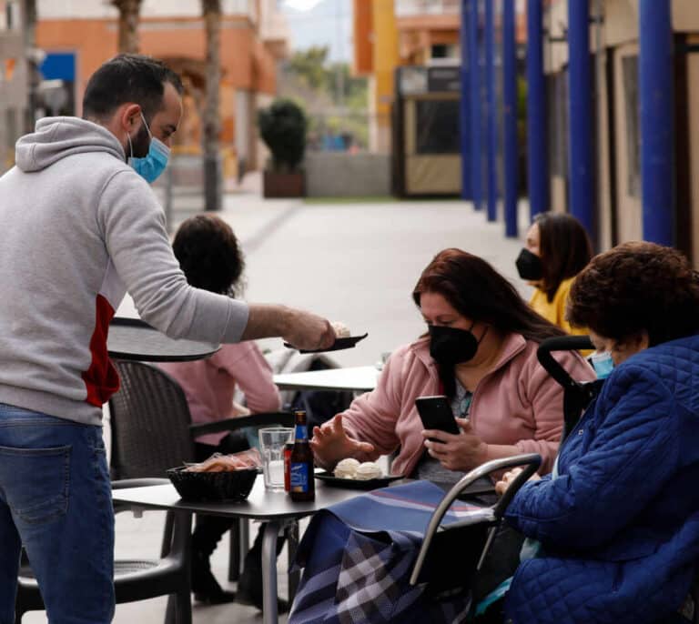 El Gobierno espera que el empleo crezca en noviembre, pero un tercio de lo que lo hizo en octubre