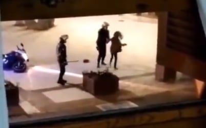 Dos agentes golpean a una joven en Benidorm (Alicante).
