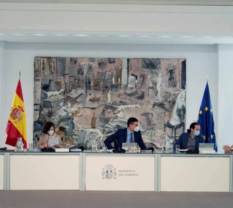 Sánchez permite a Iglesias compaginar un mes la campaña en Madrid y la vicepresidencia
