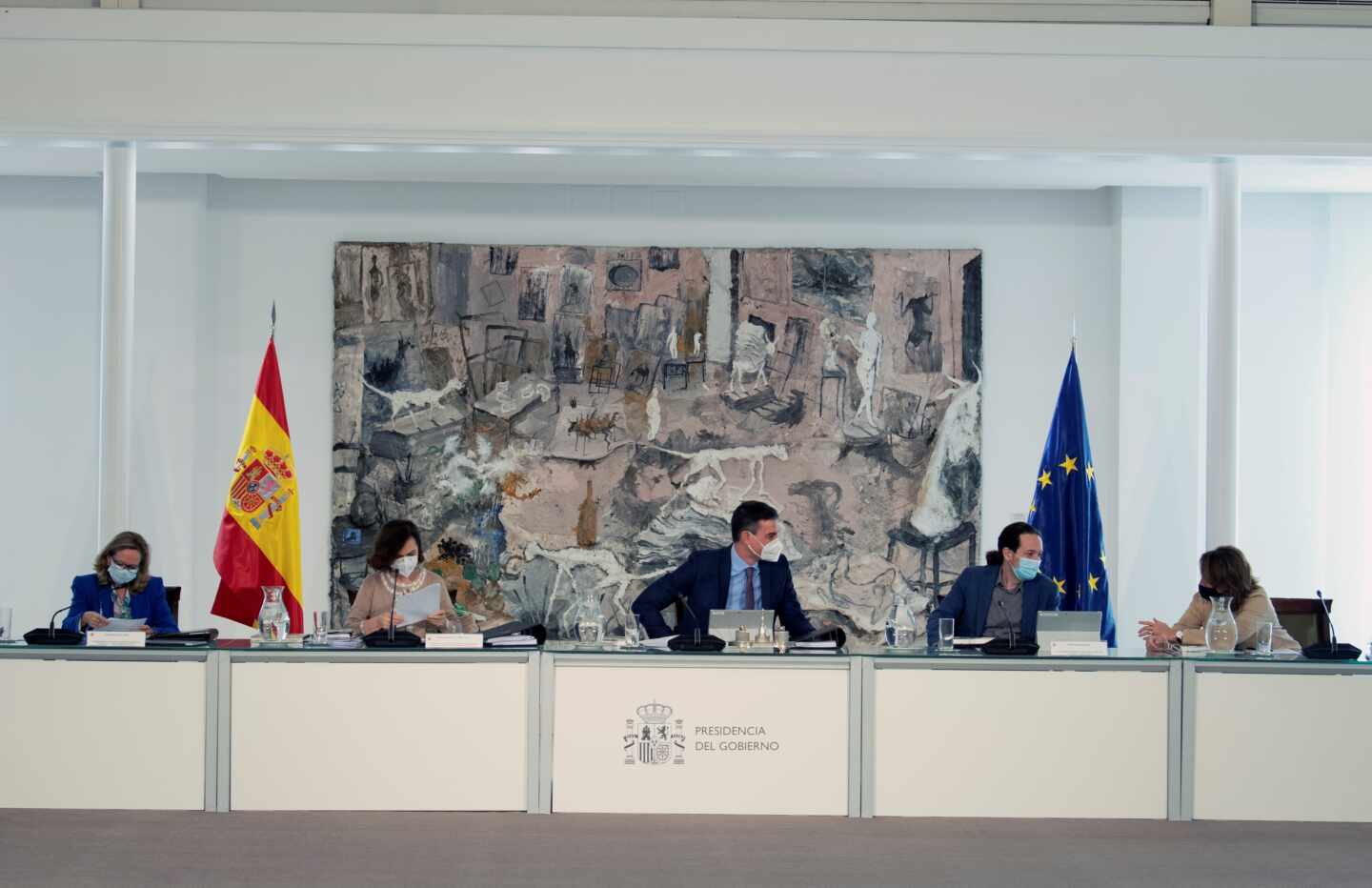El jefe del Ejecutivo, Pedro Sánchez (c), preside el Consejo de Ministros acompañado por sus vicepresidentes Nadia Calviño (i), Carmen Calvo (2i), Pablo Iglesias y Teresa Ribera (d) el martes en el complejo de La Moncloa.