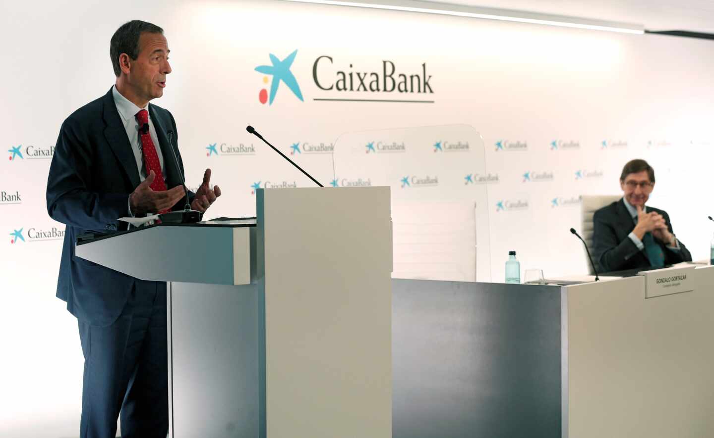 El nuevo presidente de CaixaBank, José Ignacio Goirigolzarri, y el consejero delegado de la entidad, Gonzalo Gortázar, en la rueda de prensa de presentación de CaixaBank.