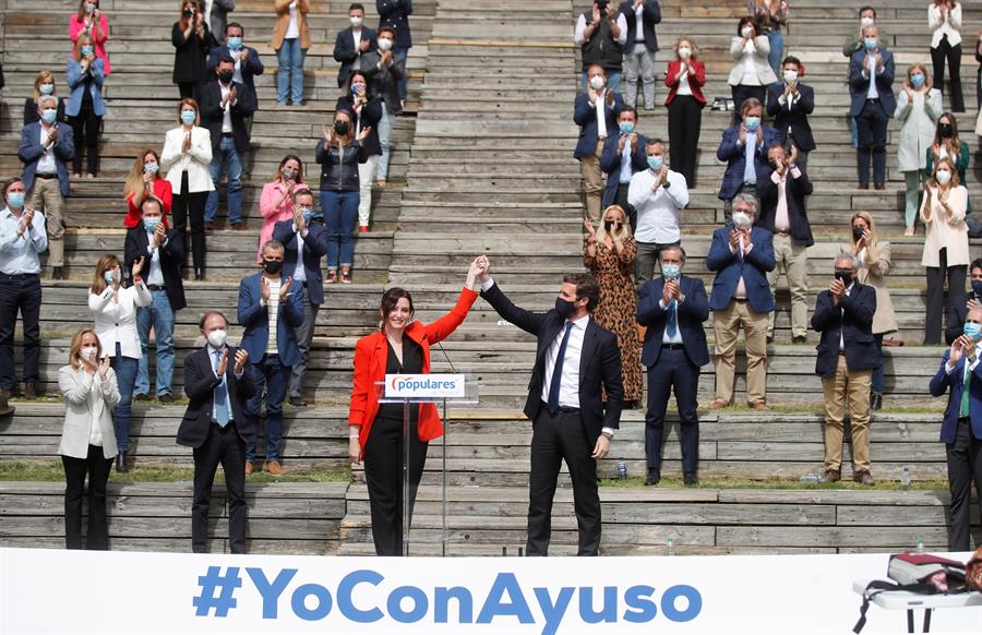 La presidenta de la Comunidad de Madrid, Isabel Díaz Ayuso, junto a Pablo Casado en la presentación de su lista para el 4-M.