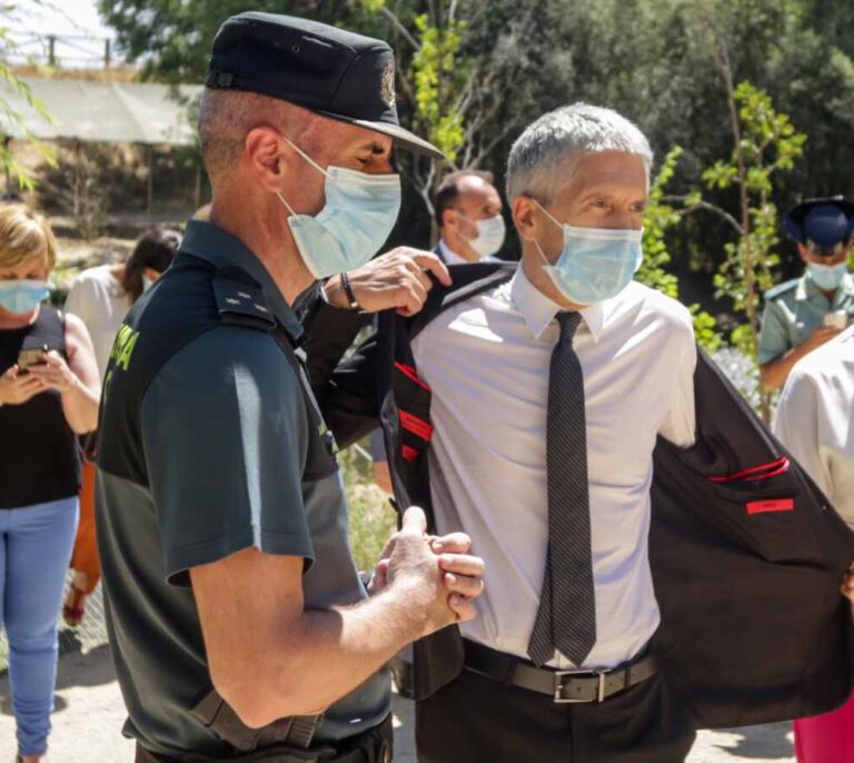 Policías y guardias civiles condenan las amenazas a Marlaska, la directora del Instituto Armado e Iglesias