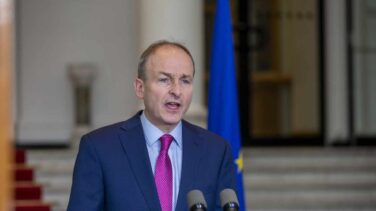 Micheal Martin, primer ministro irlandés: "Yo también me pondré la vacuna AstraZeneca"