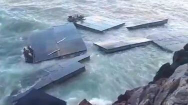 El fuerte oleaje destroza un muelle flotante del Ejército en Castro Urdiales