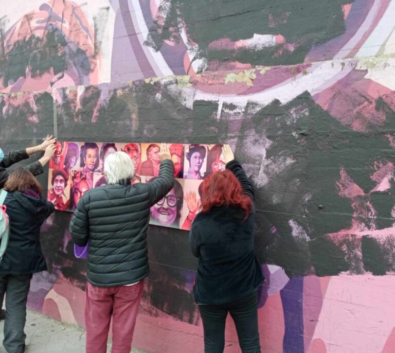 Colectivos vecinales cubren la pintura negra del mural de Ciudad Lineal con rostros de mujeres