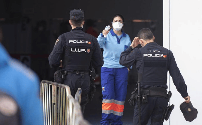 Policías nacionales acceden al centro de vacunación en Sevilla.