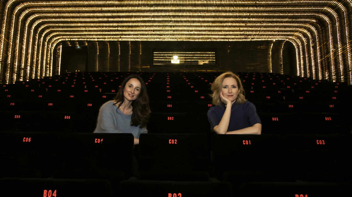 Marisa Fernández (izq) y María del Puy Alvarado, las dos productoras españolas que optarán al Oscar por ‘El agente topo’.