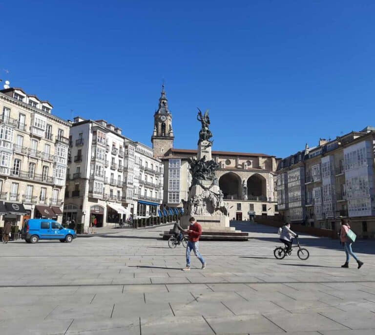 Las mujeres ingresan 10.000 euros menos que los hombres en Euskadi