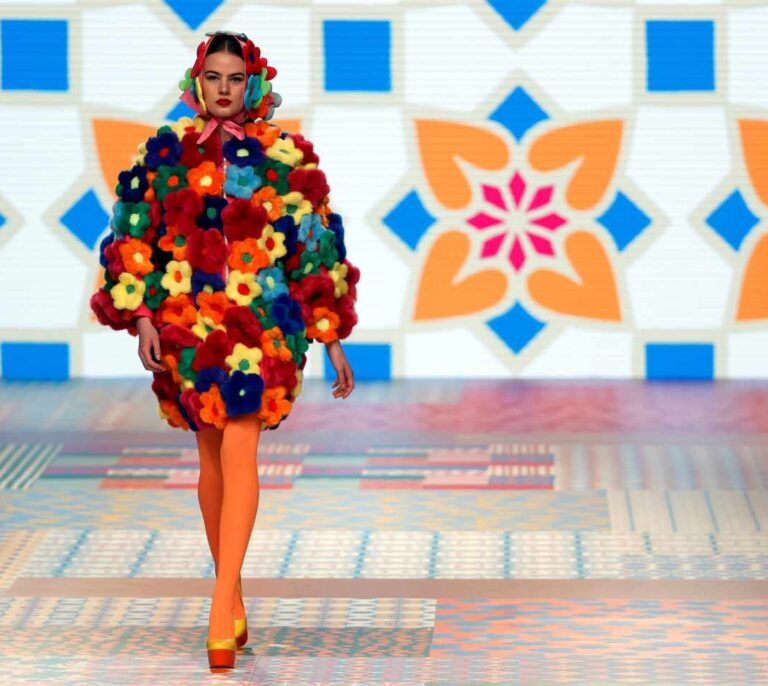 Paletas de color, estampados y eslóganes: el segundo día de la MBFWM, en imágenes