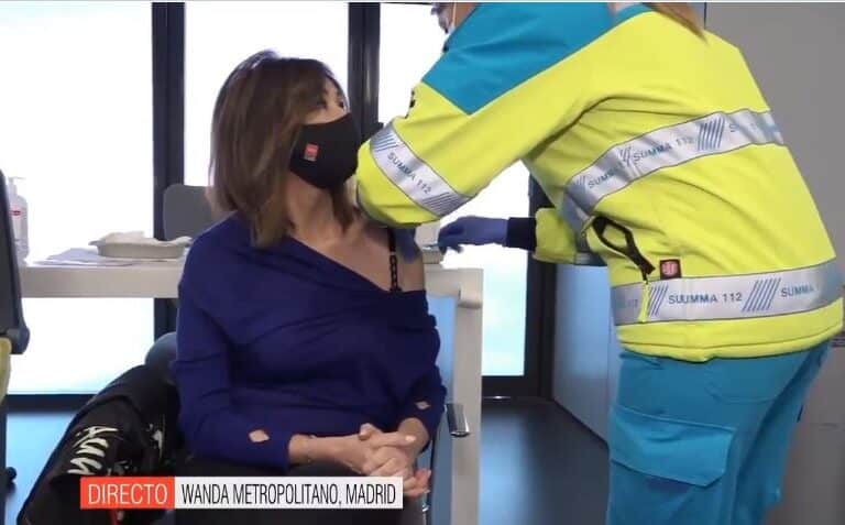 Ana Rosa Quintana se vacuna con AstraZeneca en directo