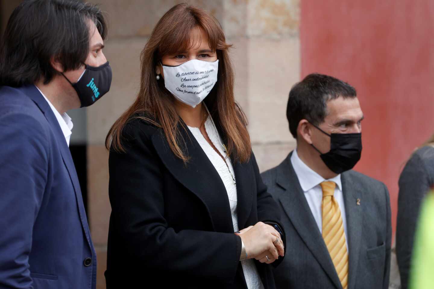 Laura Borràs y Jaume Alonso Cuevillas a las puertas del Parlament en la sesión de constitución de la cámara