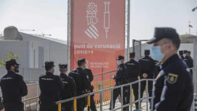 Policía y Guardia Civil celebran que el Gobierno asuma su vacunación en Cataluña