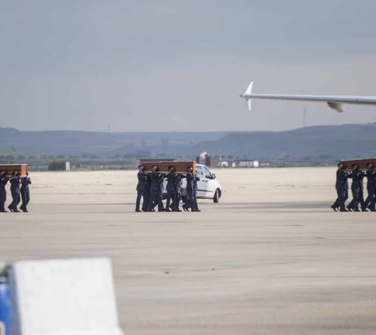 Llegan a Madrid los cuerpos de los periodistas asesinados en Burkina Faso