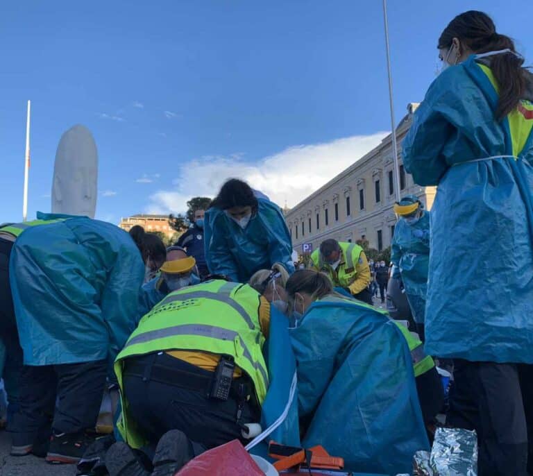 Herido grave un motorista de 32 años al chocar con un coche en la Plaza de Colón