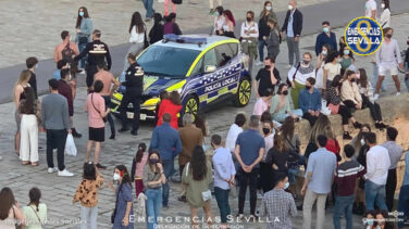 Cuatro jóvenes congregan a una multitud tras hacer 'puenting' en el Guadalquivir