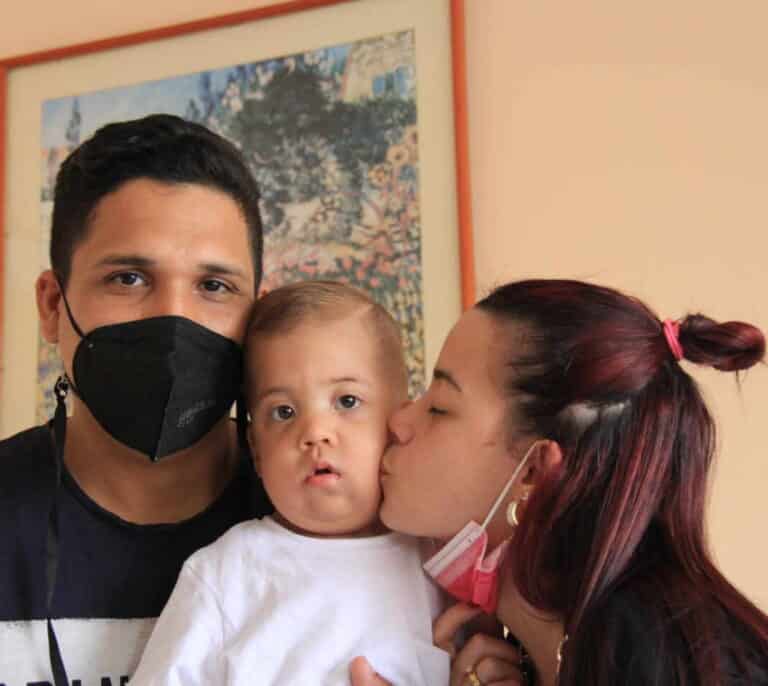 "Para operar a nuestro hijo en Venezuela nos exigían el carné de la patria"