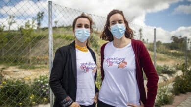 “Demasiados señoros”, la camiseta feminista que triunfa en la campaña de Mónica García