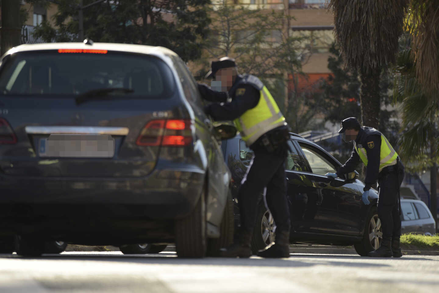 Control de la Policía Nacional en una carretera de la Comunidad Valenciana durante el estado de alarma.