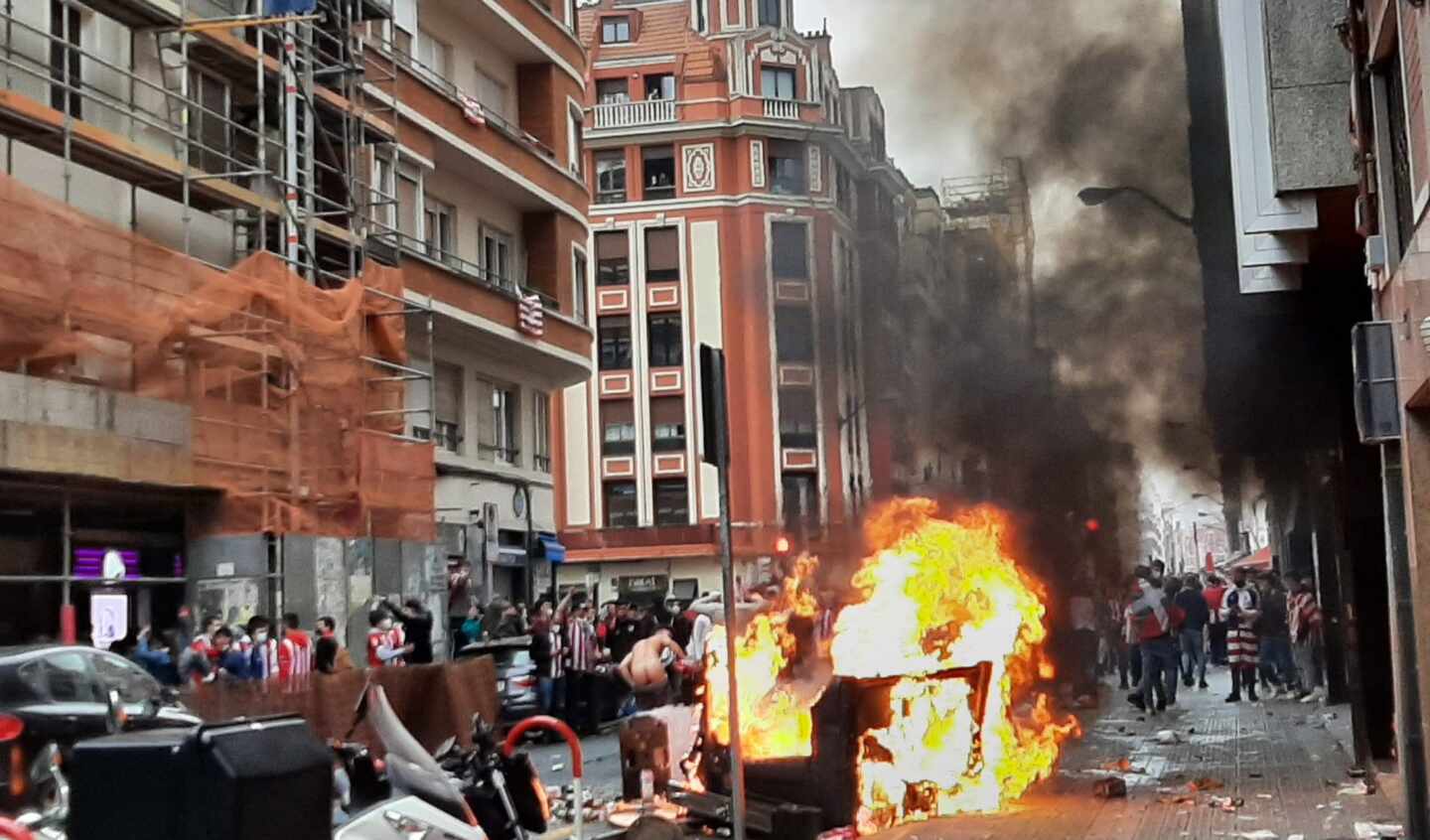 Aficionados del Athletic destrozan mobiliario urbano en Bilbao horas antes de la final de la Copa del Rey.