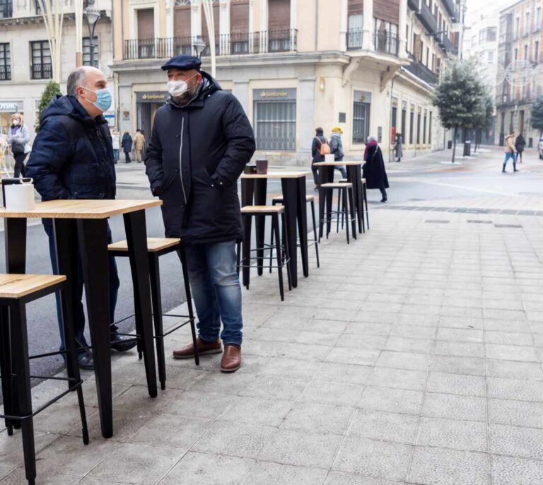 Castilla y León cierra interior de bares de 31 municipios hasta el 3 de mayo