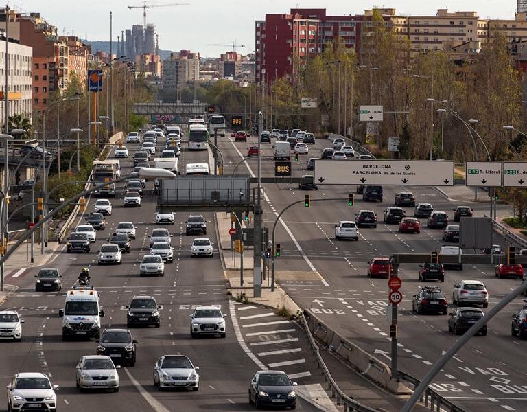 La justicia tumba el veto de Colau a los coches antiguos en Barcelona