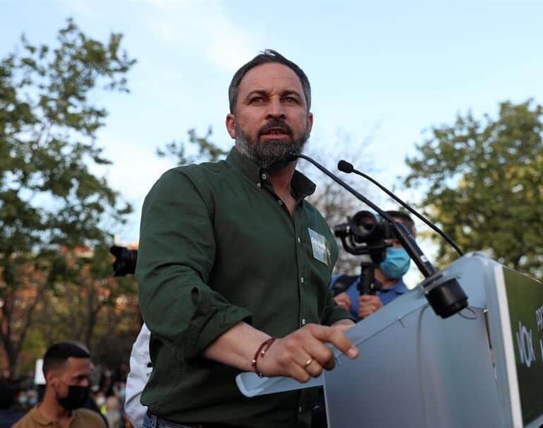 La estrategia de la confrontación aleja a Abascal del riesgo a desaparecer en Madrid