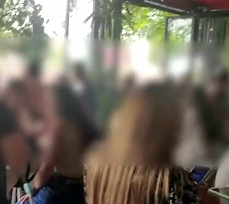 Desalojan y precintan un bar de Sevilla con 150 personas en su interior
