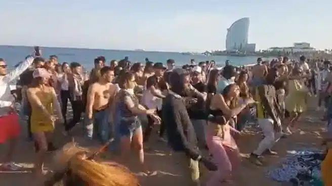 Polémica por una fiesta improvisada en la Barceloneta con decenas de jóvenes sin mascarilla
