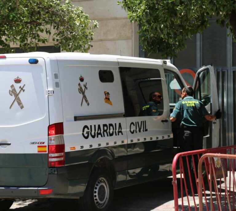 Un hombre se enfrenta a seis años de cárcel por abusos sexuales continuados a su hija menor de edad en Santiago