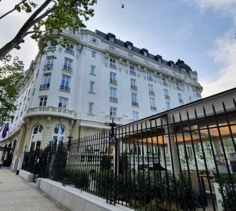 El Ritz ve la luz, el gran hotel de Madrid vuelve a la vida