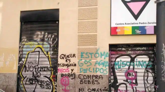 Vandalizan la sede del colectivo LGTB en Madrid con mensajes homófobos