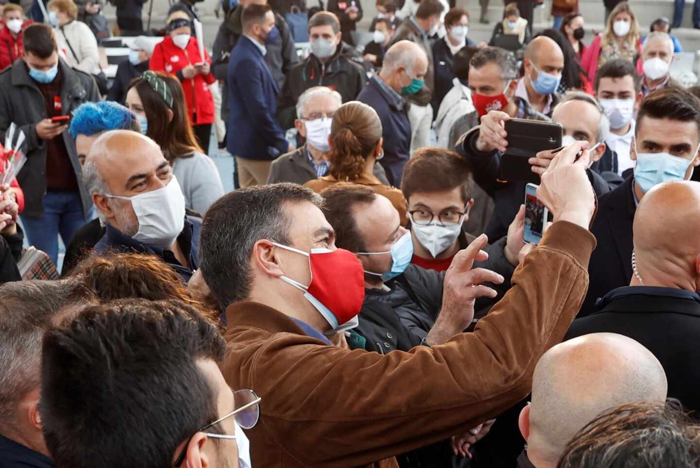 Pedro Sánchez se toma selfies con simpatizantes del PSOE en un mitin en Getafe.