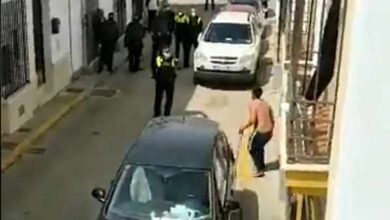 Un hombre amenaza con una espada a la policía y a los vecinos de un pueblo de Huelva