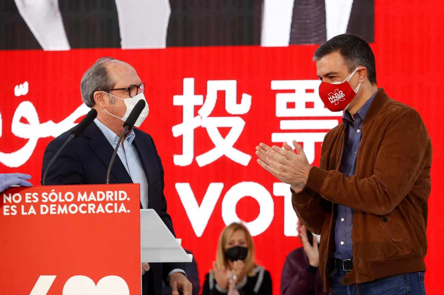 Ángel Gabilondo y Pedro Sánchez, durante un mitin del PSOE en Getafe.