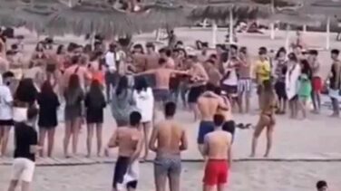 Varios jóvenes se pegan en combates de boxeo ilegales en una playa de Tenerife