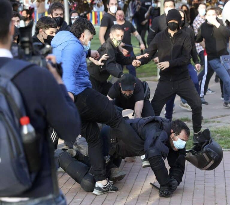 Detenido el joven de 21 años que pateó a un policía en el acto de Vox en Vallecas