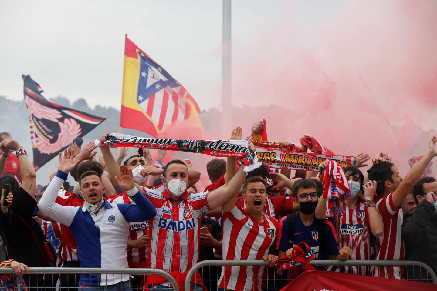 Las banderas del Atlético de Madrid y del Real Madrid ondean en Boadilla  por la deportividad y el juego limpio