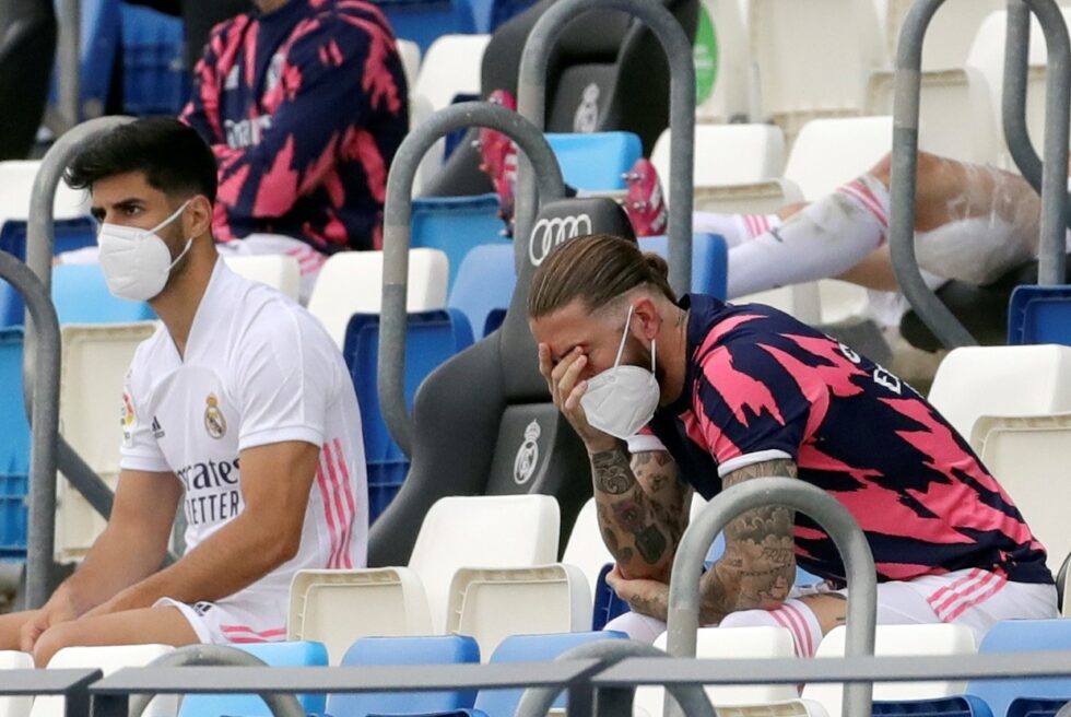 Ramos se lamenta en el banquillo durante el Real Madrid-Villarreal