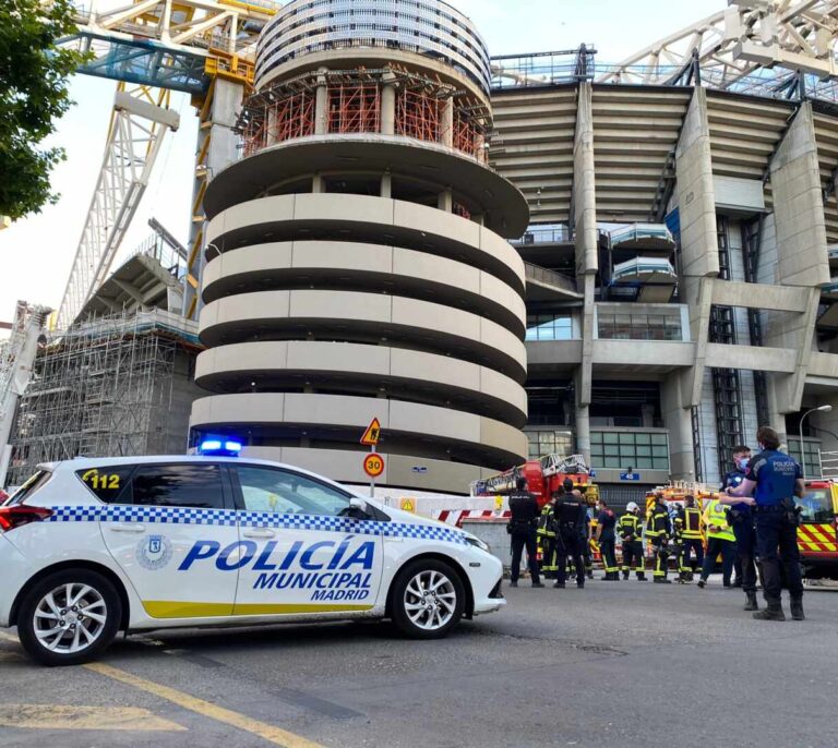 Sofocado un pequeño incendio en el Bernabéu que provocó una columna de humo